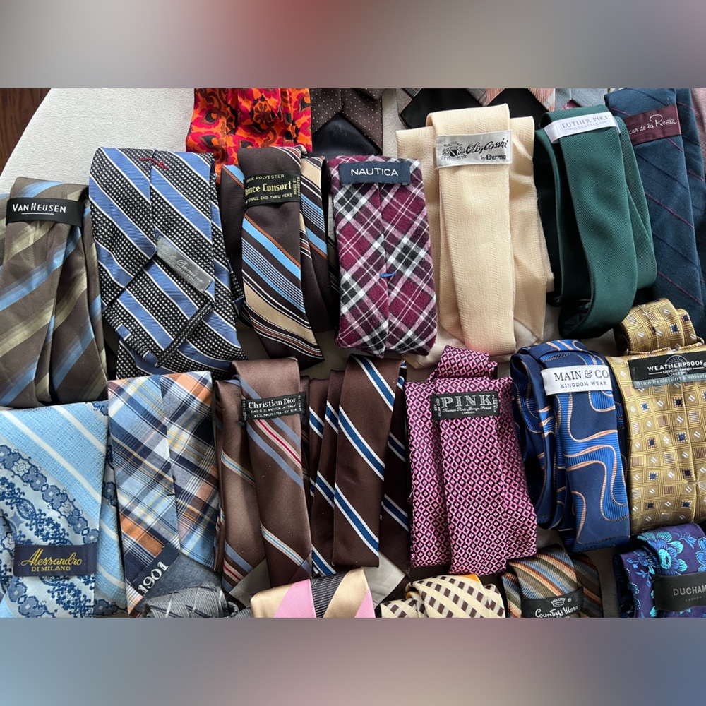 43 Silk ties. Oscar DeLa Renta. Zegna, Dior, Ted Baker, Ferragamo, and more - Picture 2 of 5